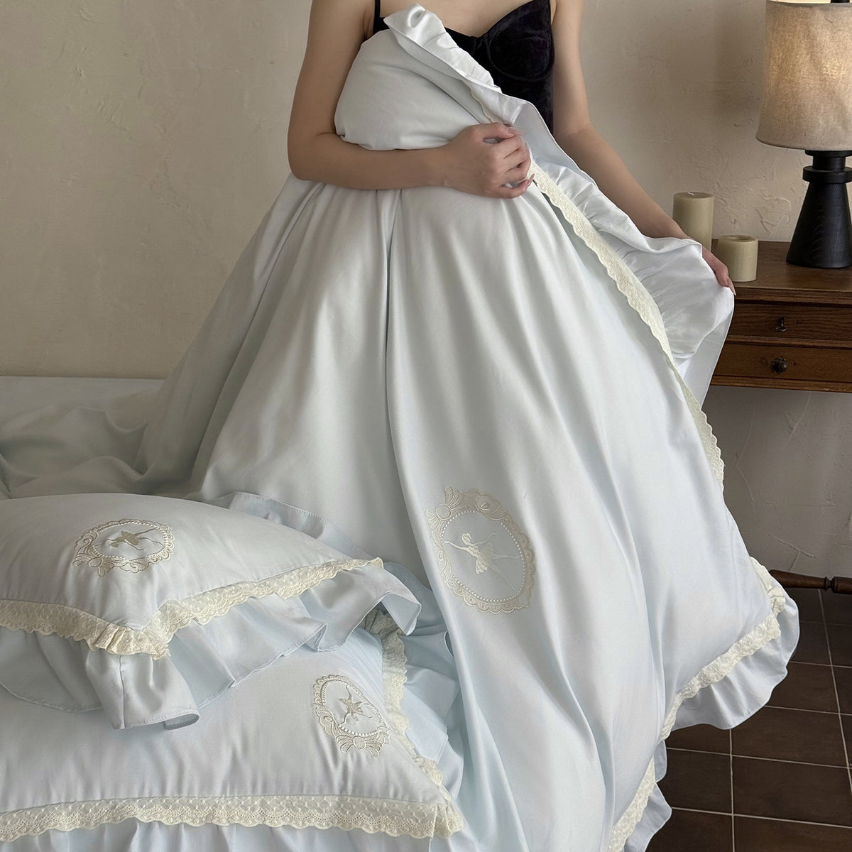 Vintage-inspirierte Volant bestickte Baumwollsatin Bettbezug- und Kissenbezug-Set