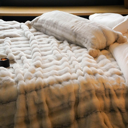 Luxuriöse Wendbare Kuscheldecke aus Kunstfell mit gestepptem Wellenmuster