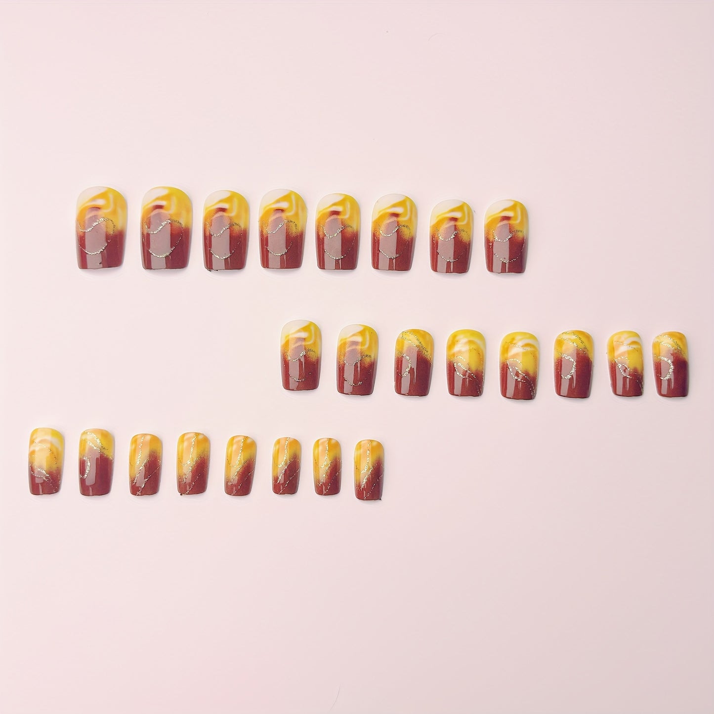 Kunstnagelset mit Marmoriertem Design und Goldakzenten Brehn