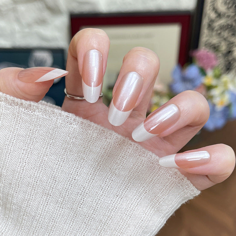 Elegantes Press-On-Nagelset mit glänzenden Französischen Spitzen Brehn