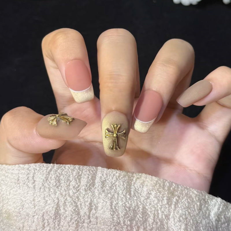 Glamouröse Kunstnagelspitzen mit 3D-Blüten- und Kristallverzierungen Brehn