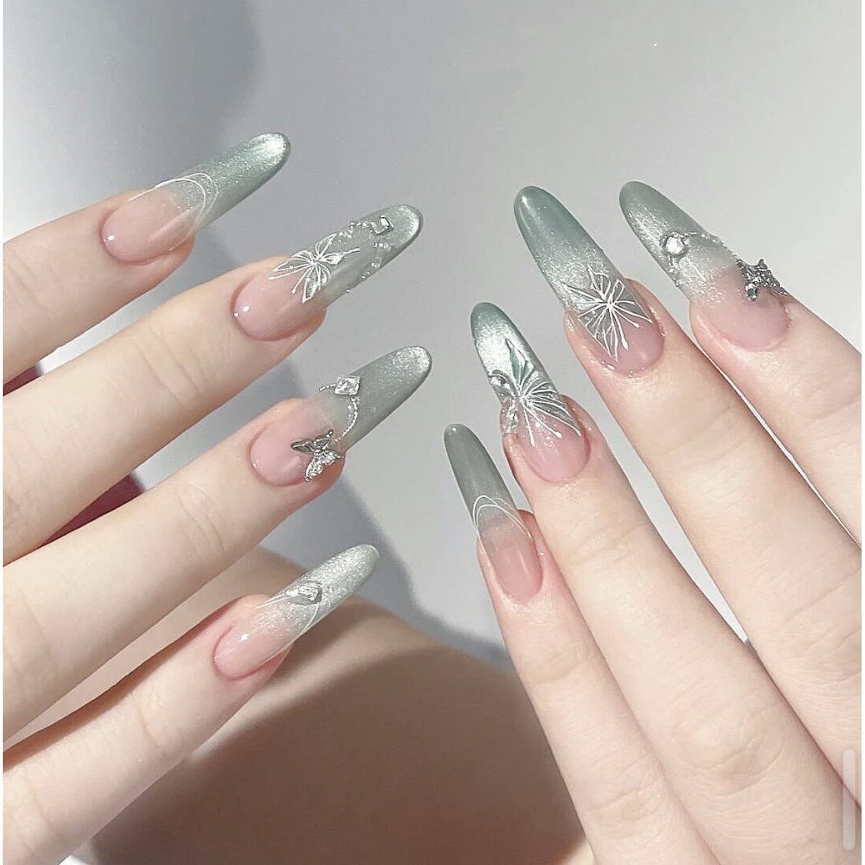 Dekoratives Stiletto Press-On Nagelset mit künstlerischen Blumen- und Edelsteinakzenten Brehn