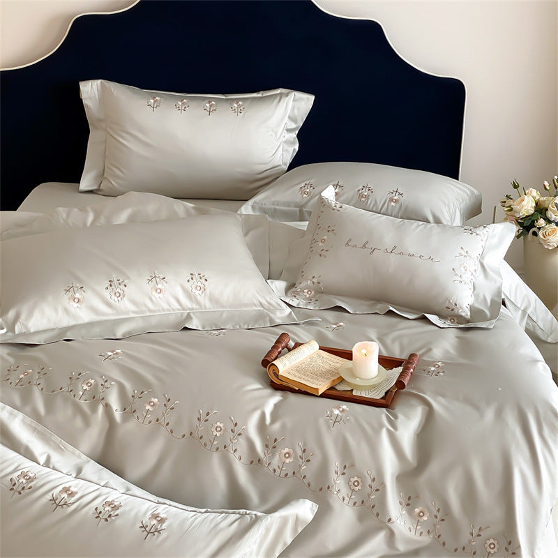Bestickte Baumwollsatin Bettwäsche Set mit floralem Rand und dekorativen Kissenbezügen
