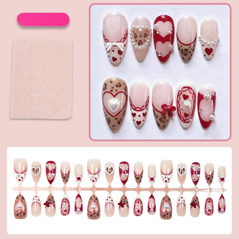 Kunstnagelset mit romantischen Herz- und Schleifenverzierungen Brehn