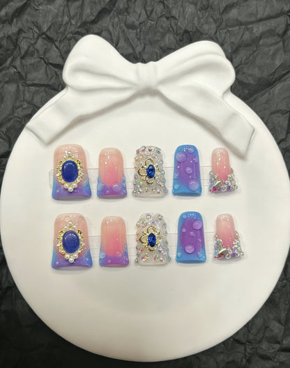 Künstlerisches Premium Press-On Nagelset mit dekorativen Schmuckakzenten