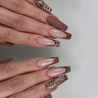 Kunstvolle Stiletto-Nägel mit Glitterverzierungen Brehn