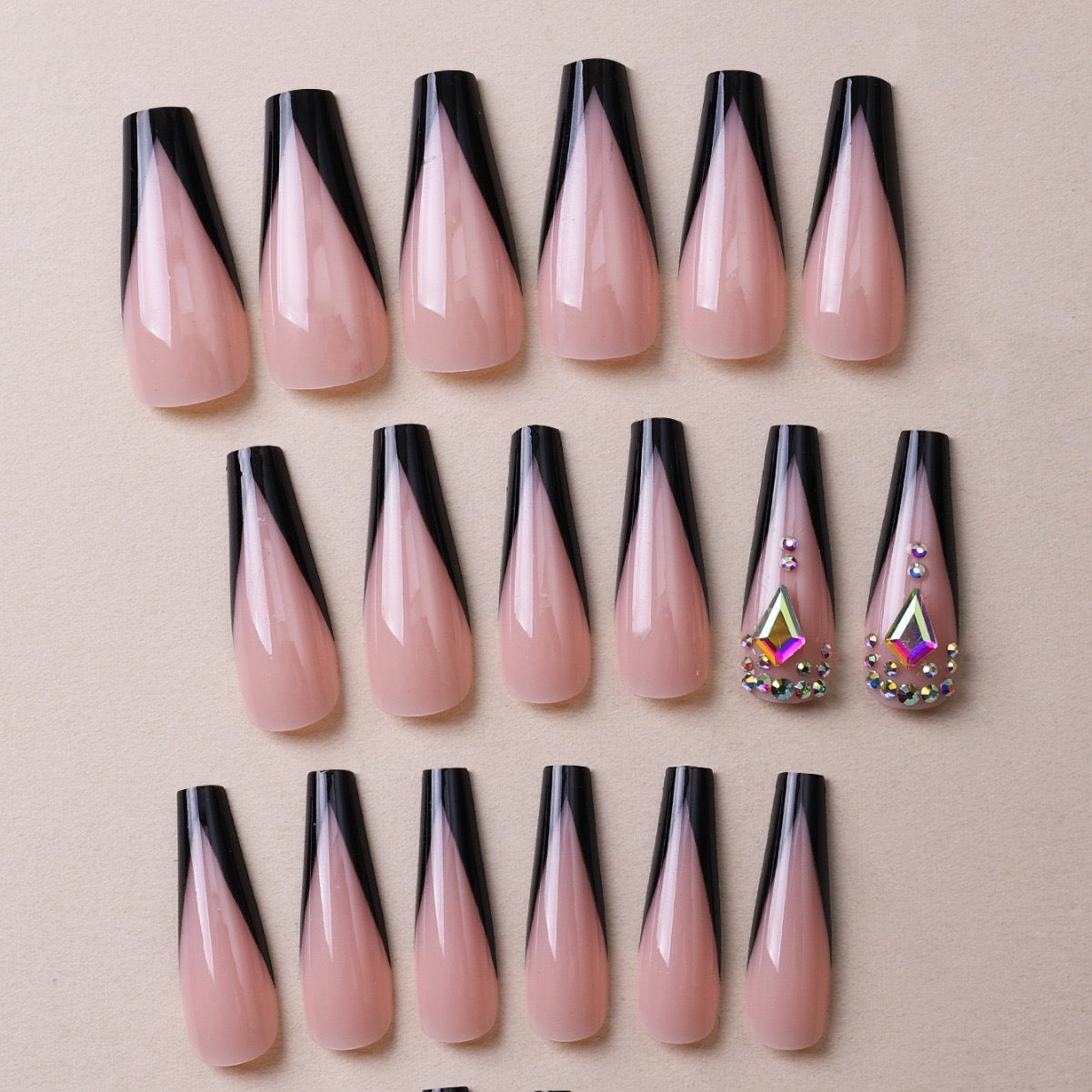 Kunstnagelset mit eleganten Spitzenakzenten Brehn