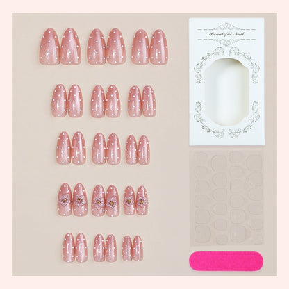 Kunstnagelset mit funkelnden Akzenten und floralem Design Brehn