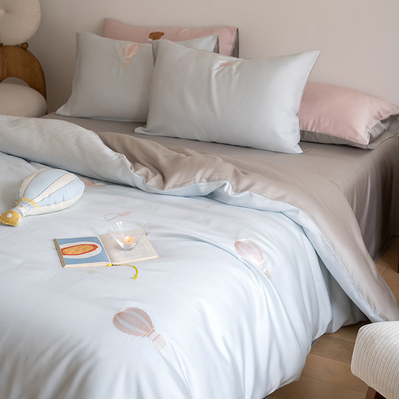 Luxuriöses Satin-Bettwäsche-Set mit gestickten Kirschmotiven, Wendefunktion und Plüsch-Hasenkissen