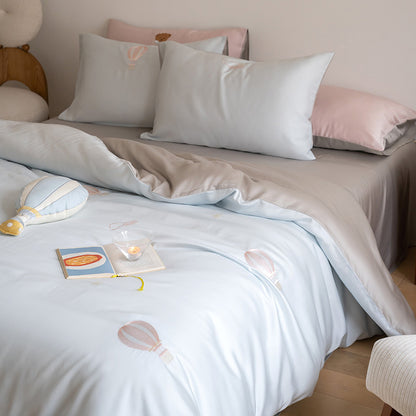 Luxuriöses Satin-Bettwäsche-Set mit gestickten Kirschmotiven, Wendefunktion und Plüsch-Hasenkissen
