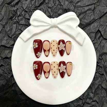 Dekorativer Press-On Fingernagelset mit floralem und grafischem Design