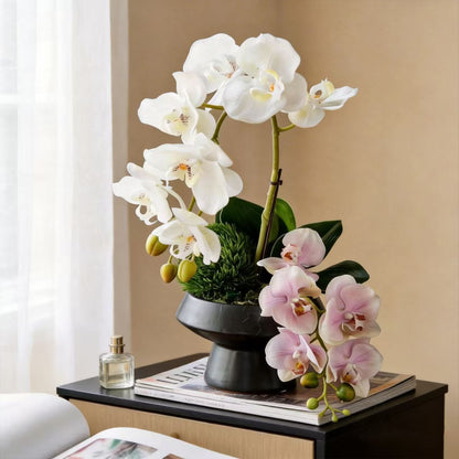 Lebensechte Orchideen Blumenarrangement