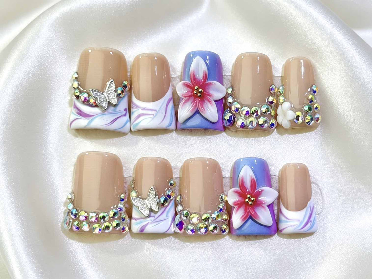 Dekoratives florales Nagelkunstset mit Strassteinen