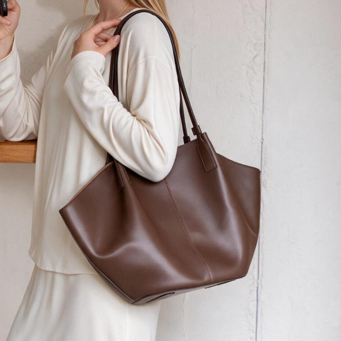 Lässiger skulpturaler Offene-Top Schultertasche mit Mittelnaht