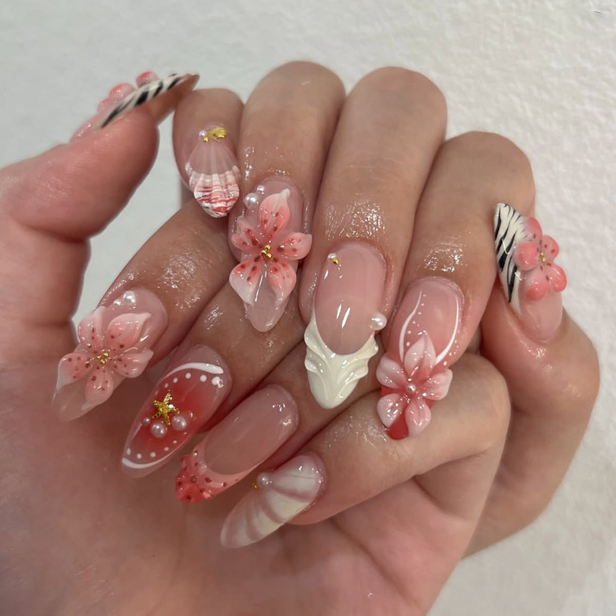 Kunstvolle Nagelkunst mit floralen und eleganten Akzenten Brehn