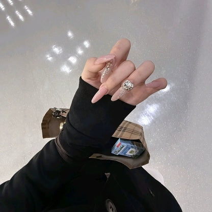 Elegante Stiletto-Nagelverlängerungen mit Kristallakzenten