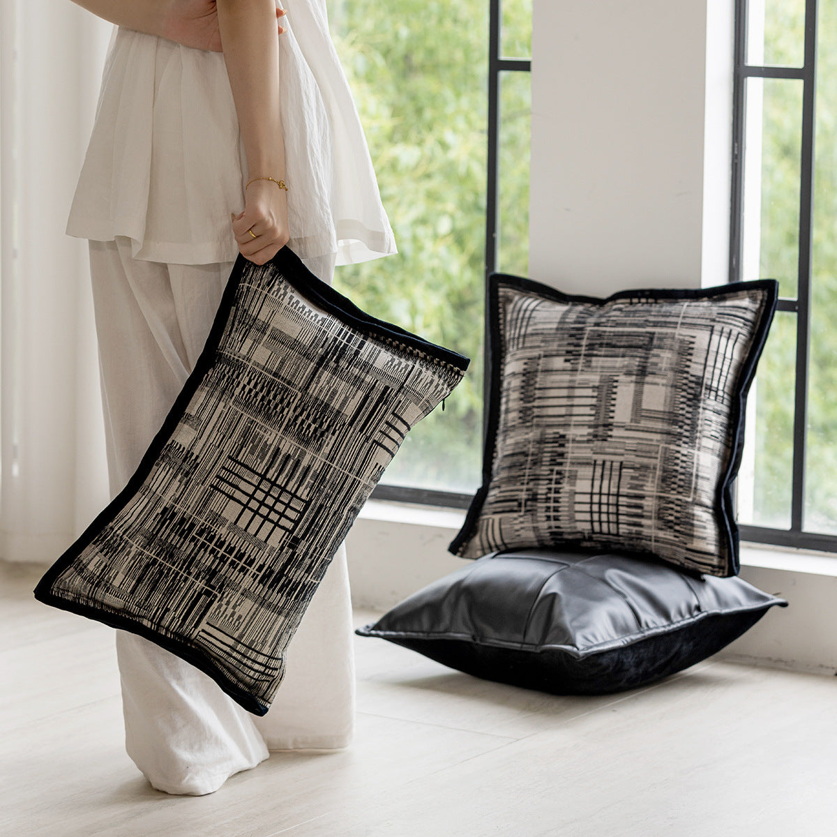 Dekoratives Kissen im modernen Kunstlederdesign