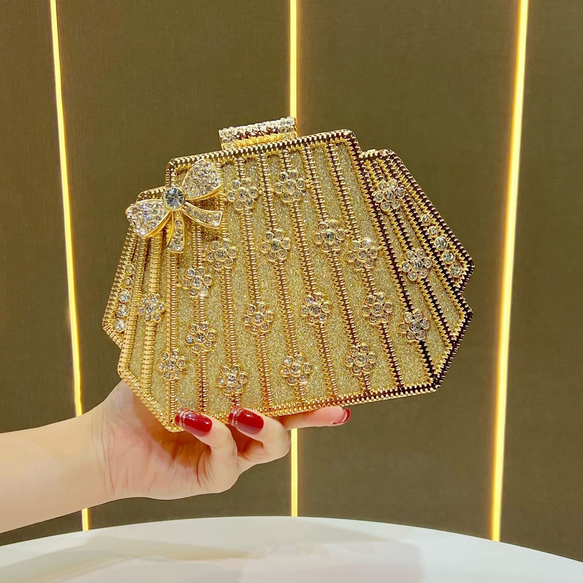 Glamouröse mit Strass verzierte Abend-Clutch