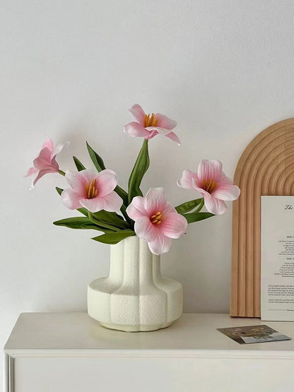 Realistischer Seidenblumenstrauß
