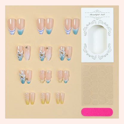 Kunstnagelset mit elegantem Blumendesign und stilvollen Farbverläufen Brehn
