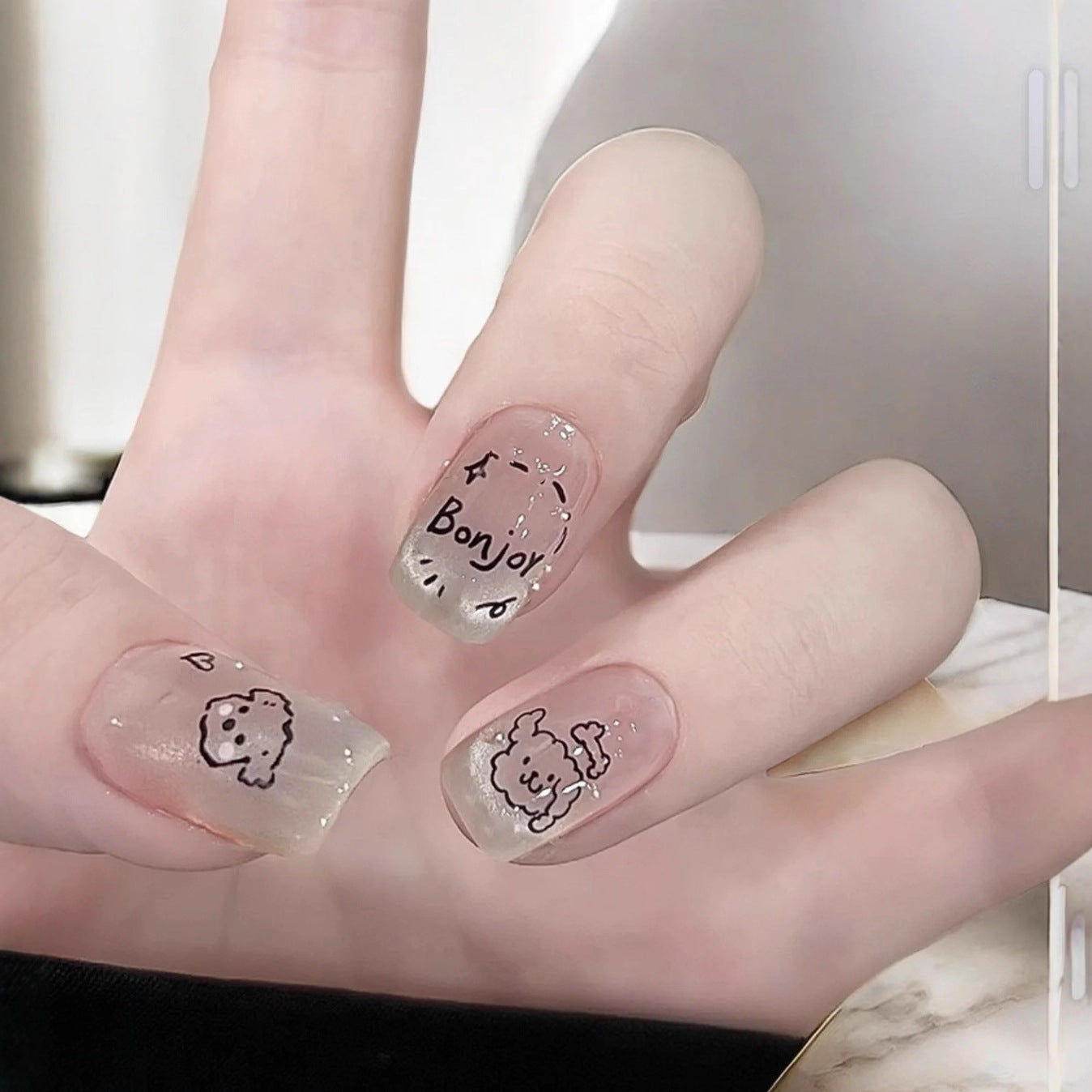 Künstlerisches Press-On-Nagelset mit verspielten Designs Brehn
