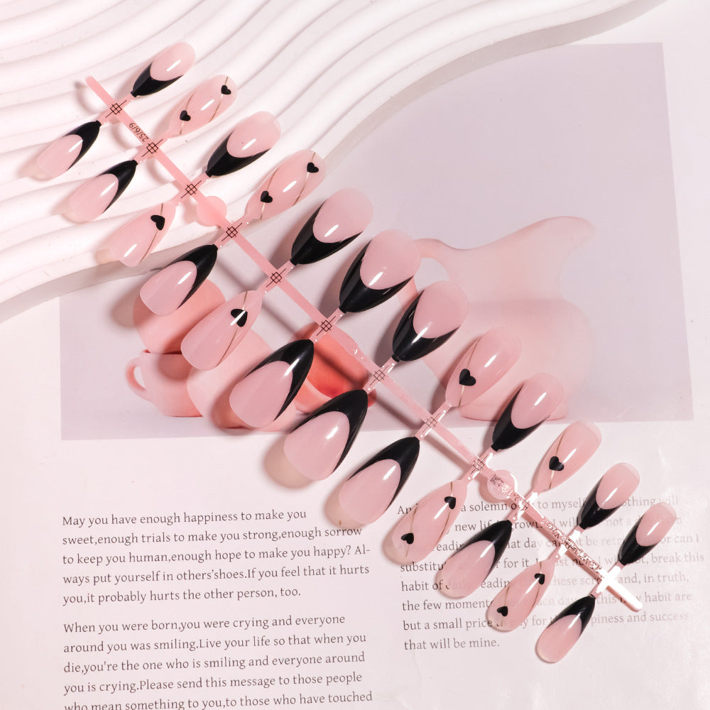 Elegantes Herz-akzentuierendes Press-On-Nagelset Brehn