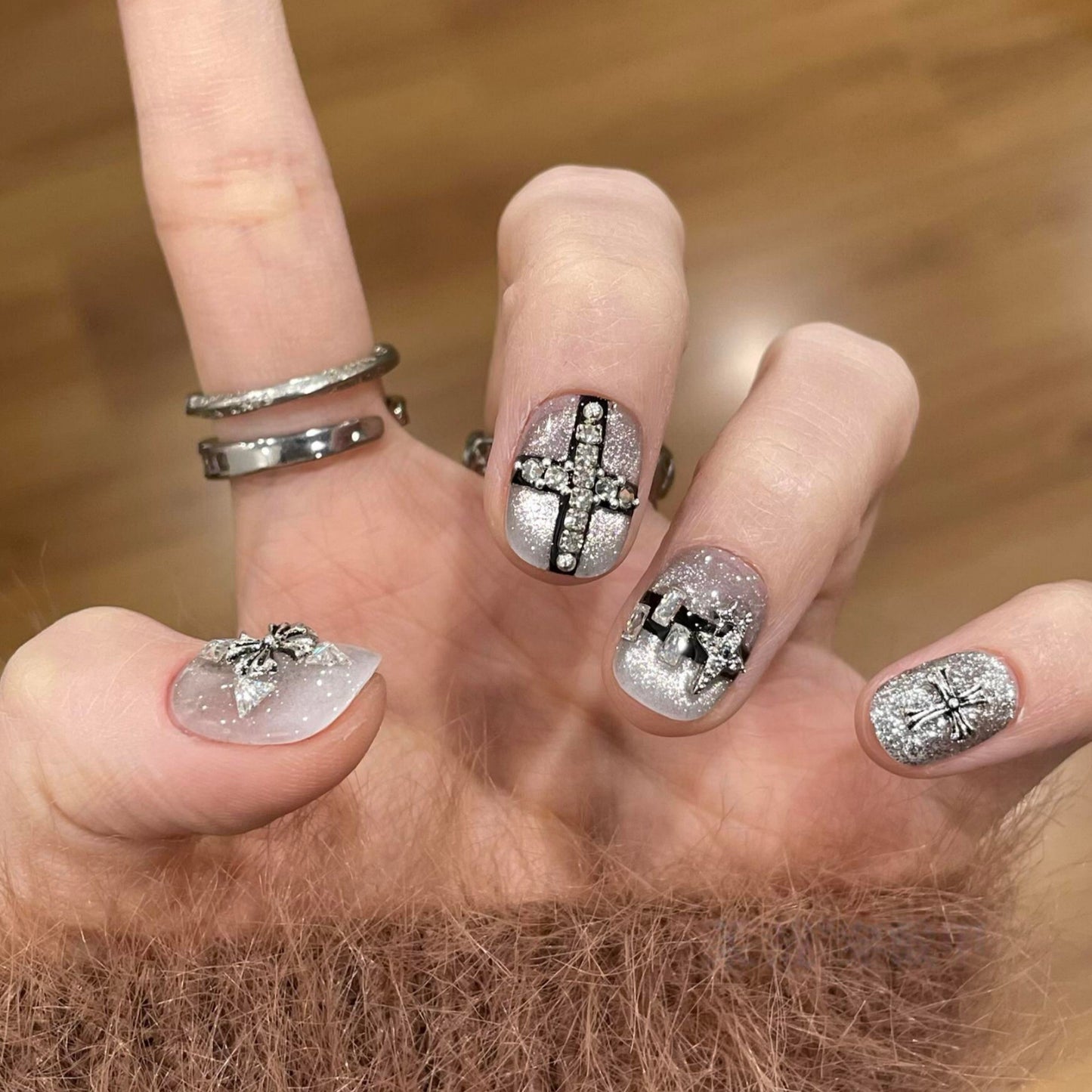 Glamouröse Kunstnägel mit Strass- und Glitzermotiven Brehn