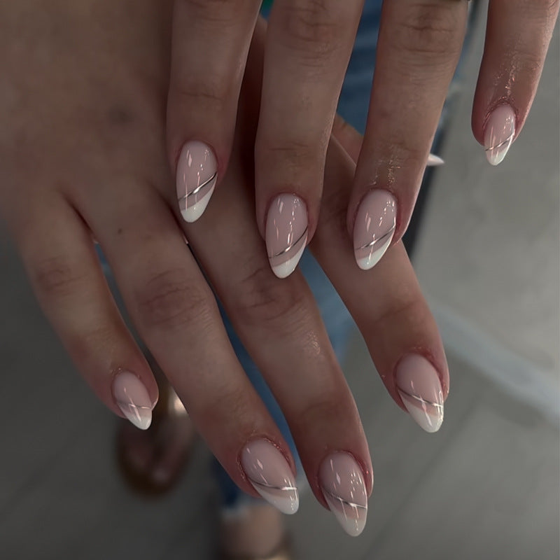 Elegante Stiletto Press-On Nagelkunst mit Strass-Akzenten Brehn