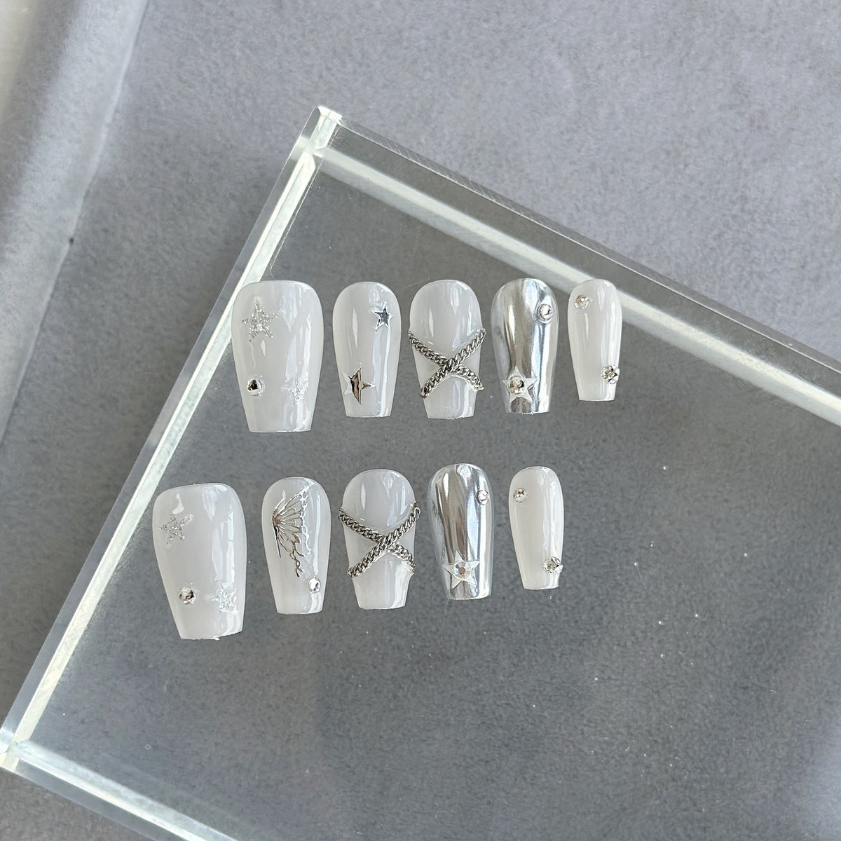 Künstlerisches Press-On-Nagelset mit eleganten silbernen Akzenten