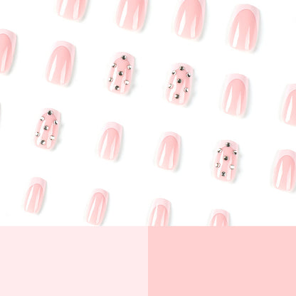 Kunstvolle Nagelverlängerungen mit glamourösen Strassverzierungen Brehn
