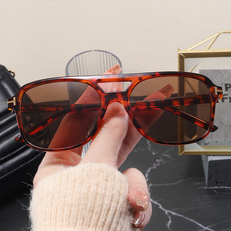 Damen modische Brille mit feinem Rahmen und strengen Konturen Brehn