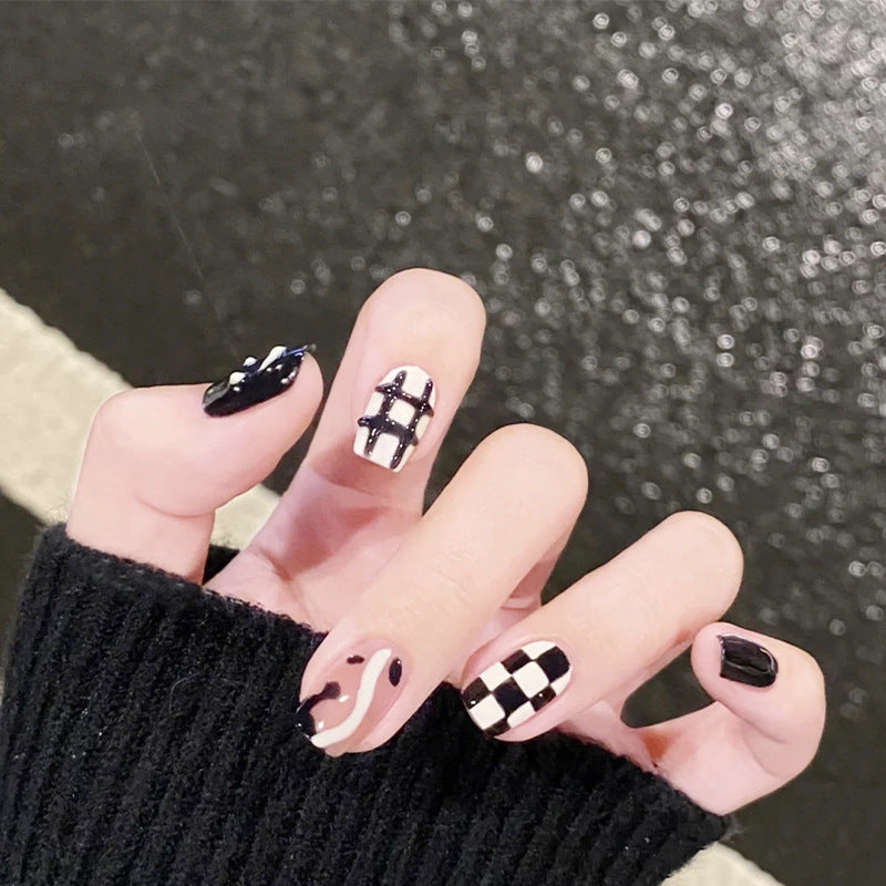Kreatives Kunstnagelset mit modernen geometrischen Mustern Brehn