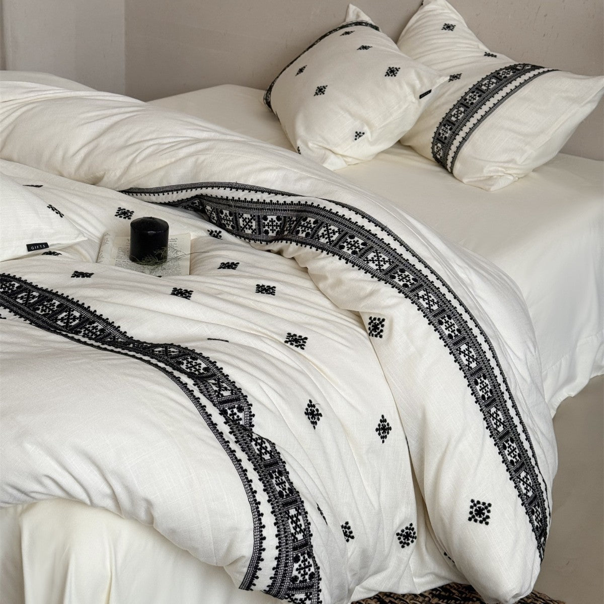 Handgestickte Boho Baumwoll-Leinen Bettdeckenbezug-Set mit dekorativem Rand und Umschlag-Kissenbezügen