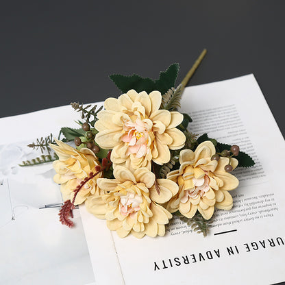Dekorative Blumenarrangement für die Innendekoration