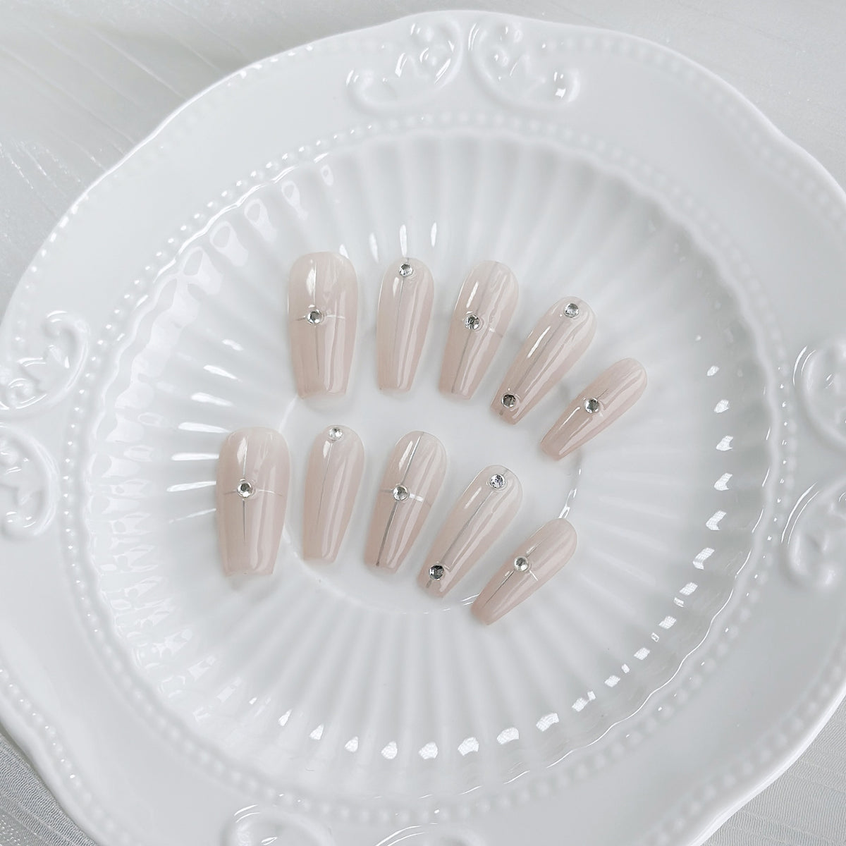 Dekoratives Stiletto Press-On Nagelset mit Kristallakzenten