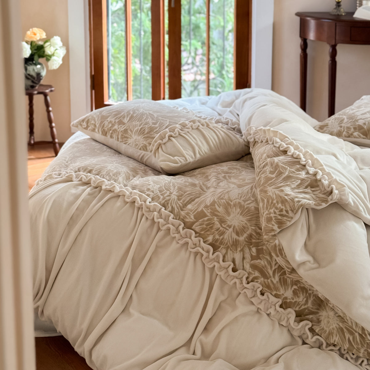 Rüschen Baumwollsatin Bettbezug Set mit floralen Jacquard gesteppte Kissenbezüge und Rüschekante