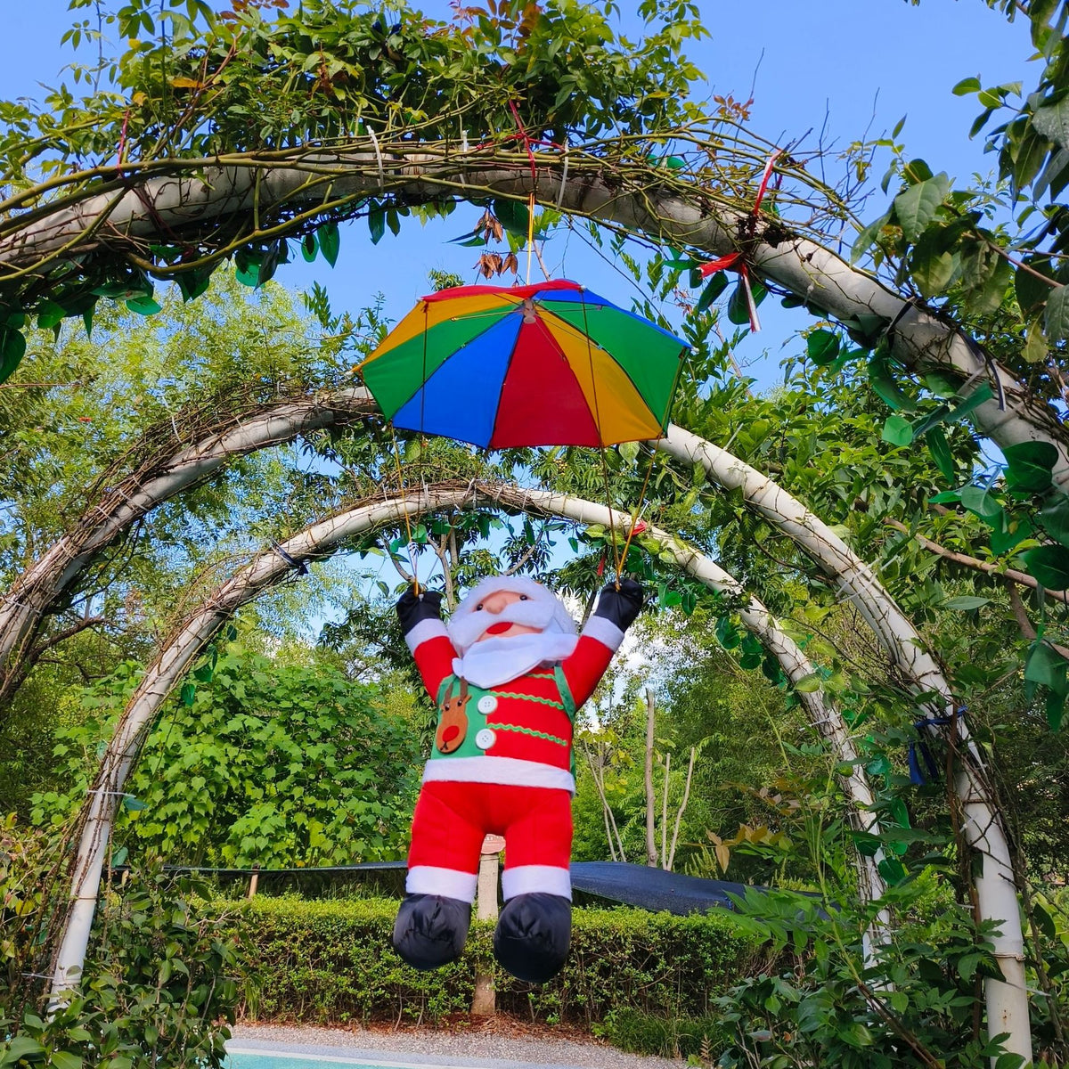Aufblasbare Weihnachtsmannfigur mit Fallschirm