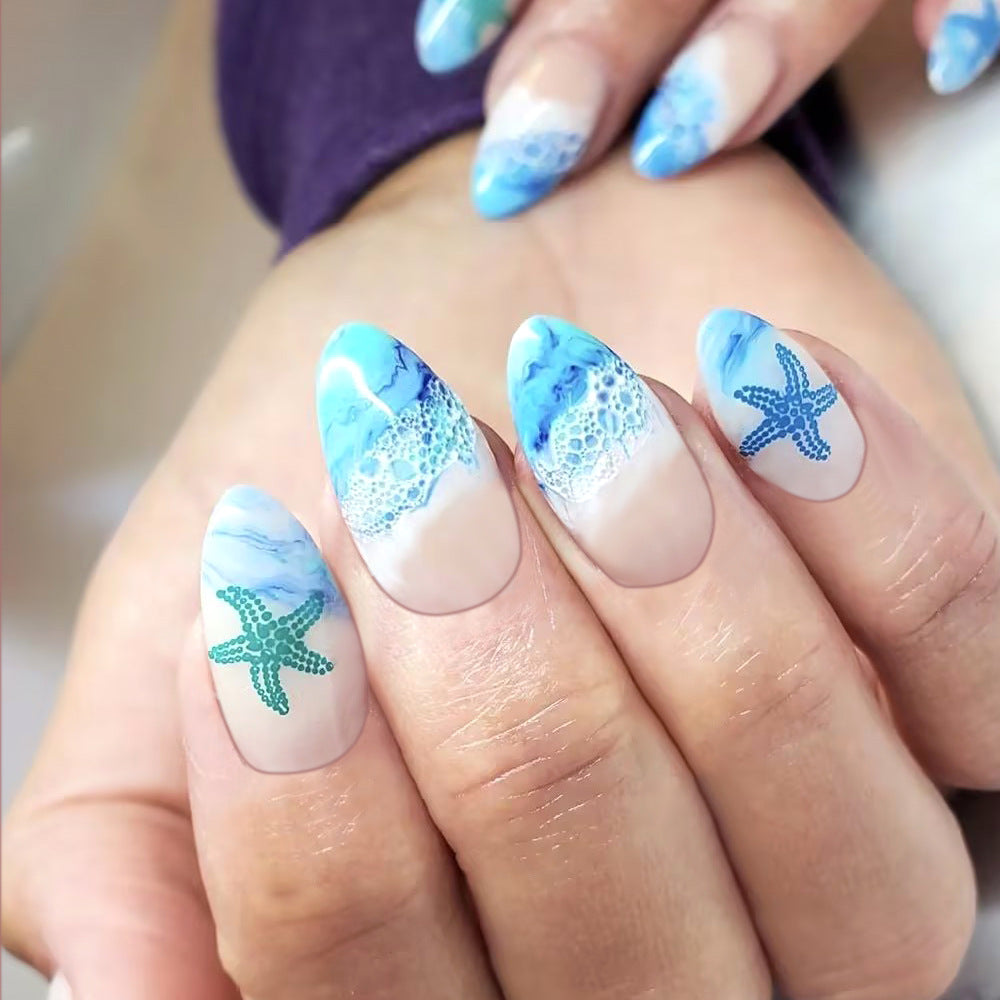 Künstlerisches Press-On Nagelset mit ozean-inspiriertem Design Brehn