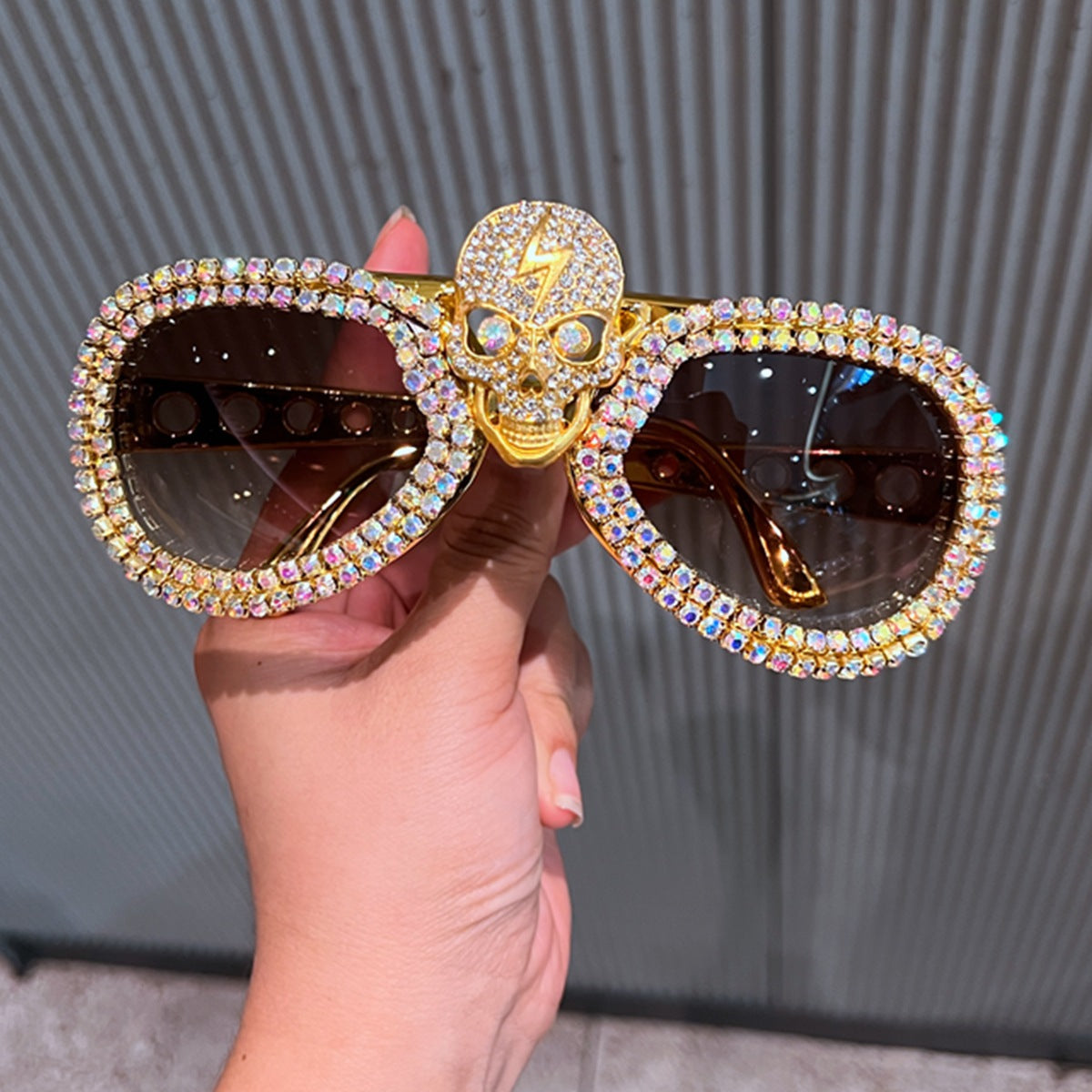 Damen Statement-Sonnenbrille mit auffälligem Totenkopf-Design und funkelndem Kristallbesatz Brehn