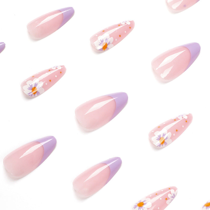 Kunstvolle Nagelkunst mit floralen Akzenten und Farbverlauf Brehn