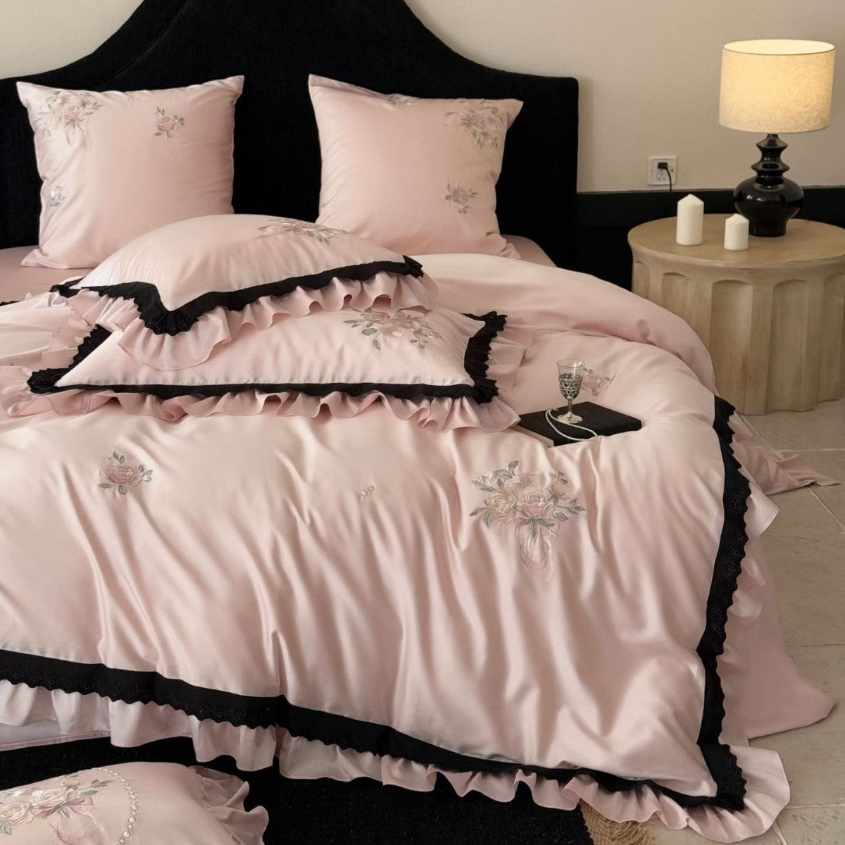 Romantisches Satin-Effekt Floral Gesticktes Bettbezugset mit Doppelrüsche und Spitzenbesatz