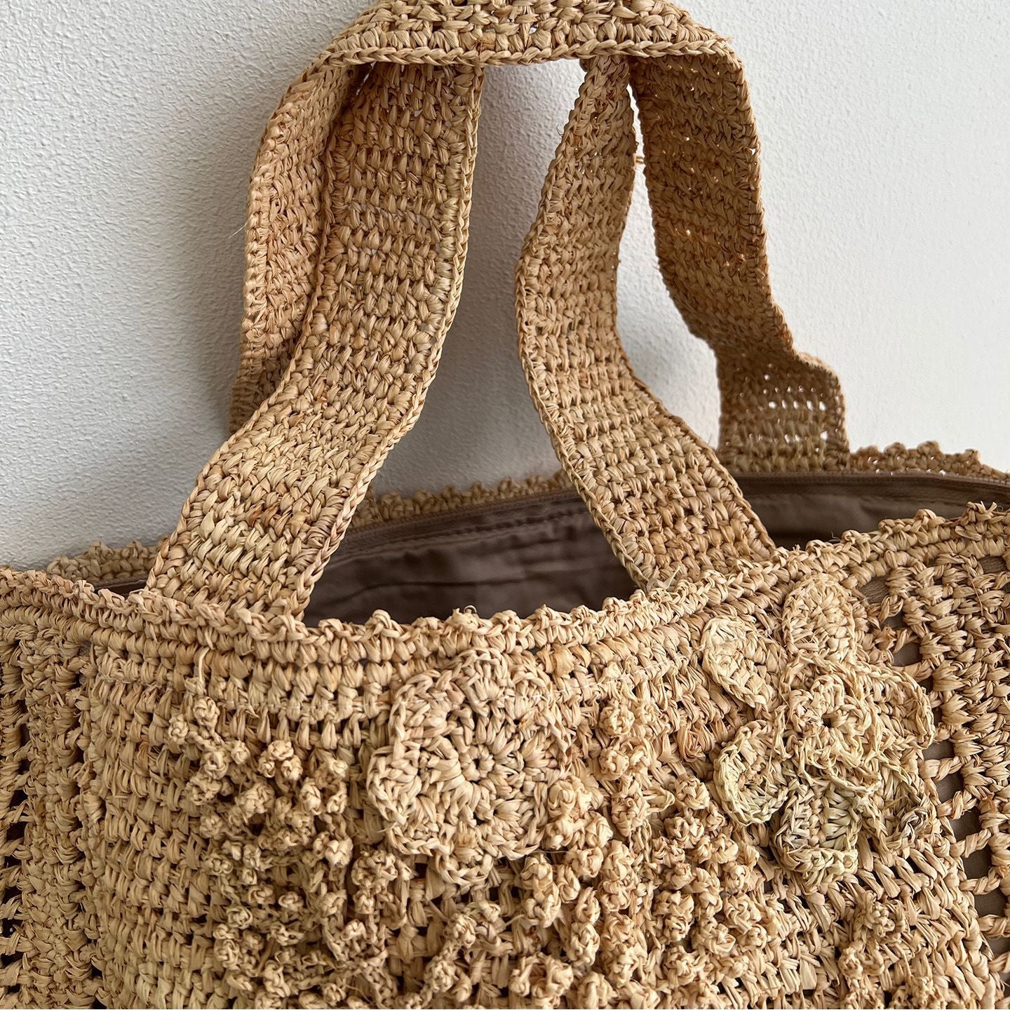 Handgefertigte Strohtasche mit Floralen Details Brehn