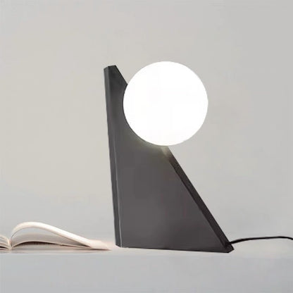 Künstlerische Dreieckige Stehlampe mit geometrischem Design