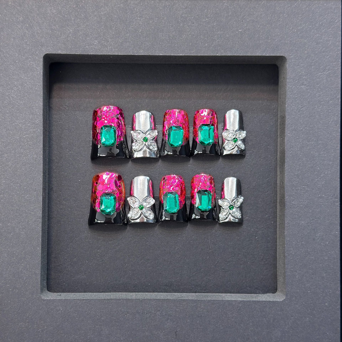 Glamouröses Press-On Nageldesign mit Juwelenelementen Brehn