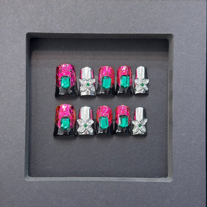 Glamouröses Press-On Nageldesign mit Juwelenelementen Brehn