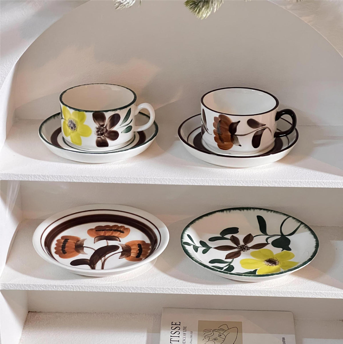 Porzellan-Cappuccino-Set mit botanischer Pinselmalerei und eleganter Randverzierung