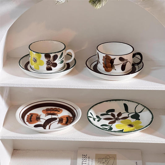 Porzellan-Cappuccino-Set mit botanischer Pinselmalerei und eleganter Randverzierung