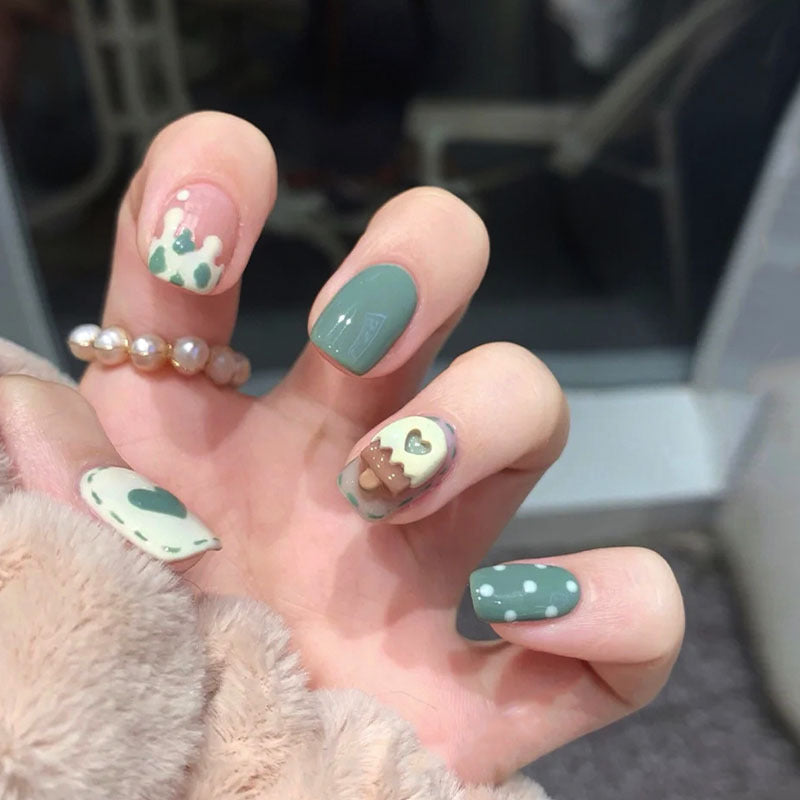 Kunstnagelset mit detailreichem Design Brehn