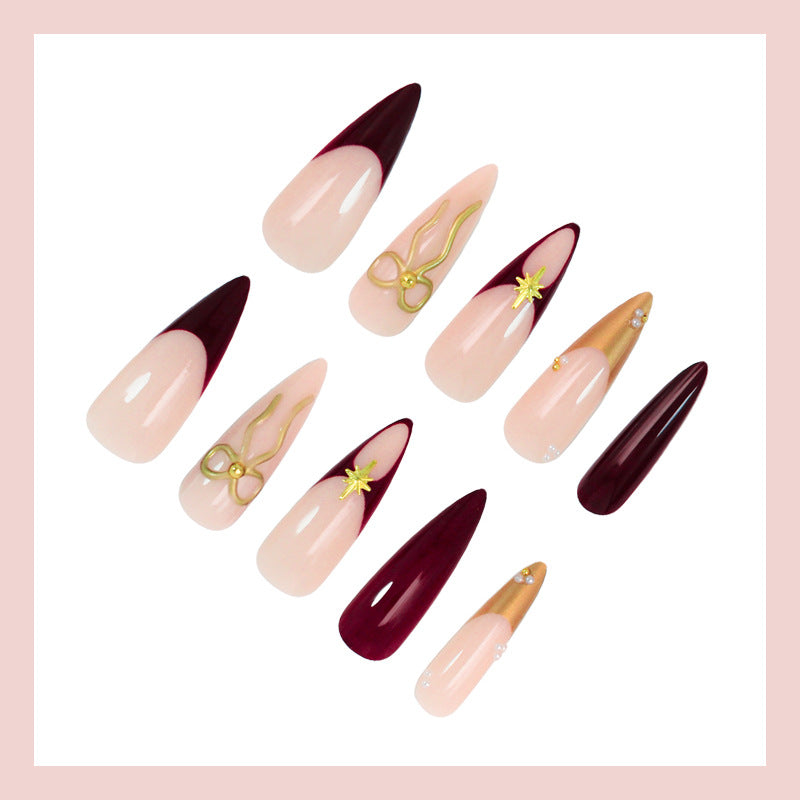 Kunstnagelset mit glamourösen Goldakzenten und eleganten Spitzen Brehn
