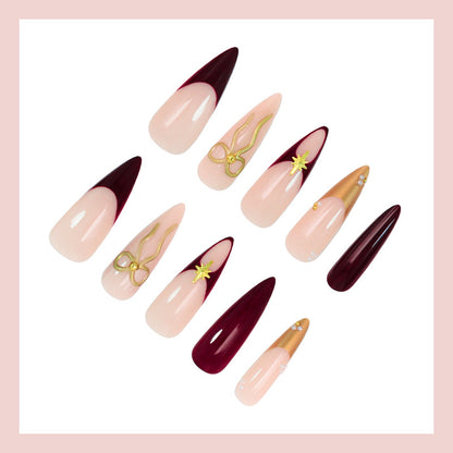 Kunstnagelset mit glamourösen Goldakzenten und eleganten Spitzen Brehn